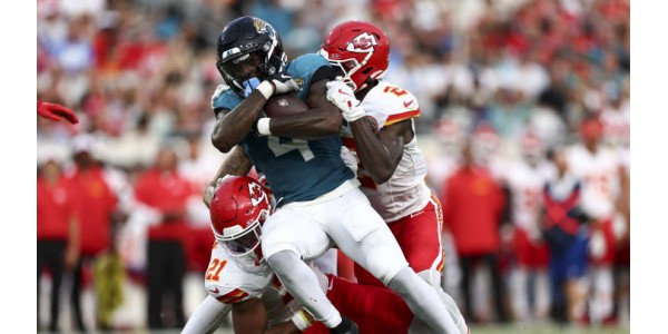 Kansas City Chiefsin pääpelaaja loukkaantui ja jätti kentän ensimmäisessä esikausiottelussa